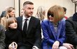 Módní show návrhářky Victorie Beckham podpořila jako tradičně celá její rodina. Nejmladší Harper ukázala roztomilý účes s ofinkou a David Beckham se se neubránil srovnání s účesem mocné šéfky časopisu Vogue.