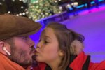 Slavný fotbalista políbil koncem listopadu sedmiletou dceru Harper na  kluzišti na rty