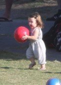 Harper našla v míči velké zalíbení. Že by se s dcerky slavného Beckhama, jednou stala fotbalistka?