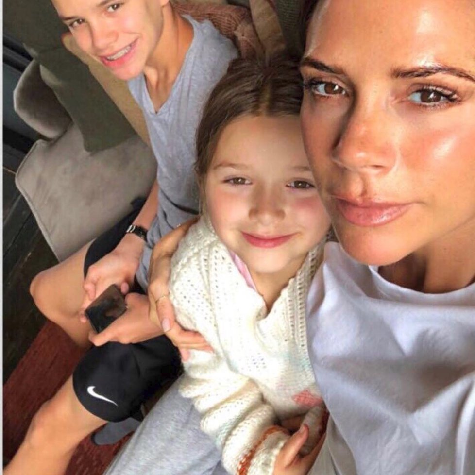 Victoria Beckham dala na Instagram tuhle fotku s následujícím přáním: Happy Birthday baby girl x We love u so so much x so many kisses!!! X Mummy,Daddy,Brooklyn, Romeo and Cruzie x