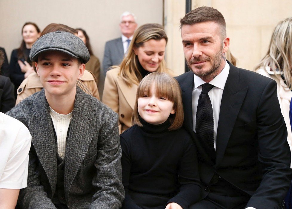 Módní show návrhářky Victorie Beckham podpořila jako tradičně celá její rodina. Nejmladší Harper ukázala roztomilý účes s ofinkou a David Beckham se se neubránil srovnání s účesem mocné šéfky časopisu Vogue.