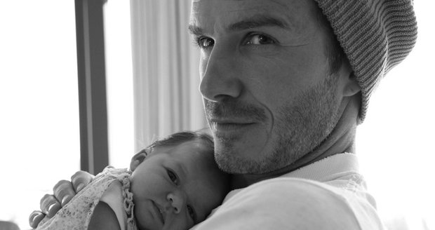 Takhle se chlubil táta Beckham teprve měsíční dcerkou na internetu
