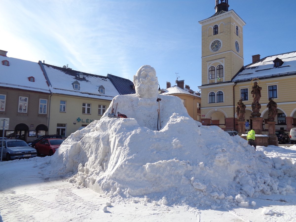 Ze 180 tun sněhu se rodí podobizna hraběte Harracha.