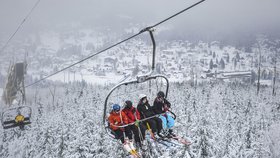 Při pádu z lanovky v Harrachově se 5. ledna 2019 těžce zranila šestiletá dívenka. Transportoval ji vrtulník do dětského traumacentra v nemocnici v Praze. (ilustrační foto)