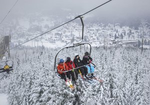 Při pádu z lanovky v Harrachově se 5. ledna 2019 těžce zranila šestiletá dívenka. Transportoval ji vrtulník do dětského traumacentra v nemocnici v Praze. (ilustrační foto)