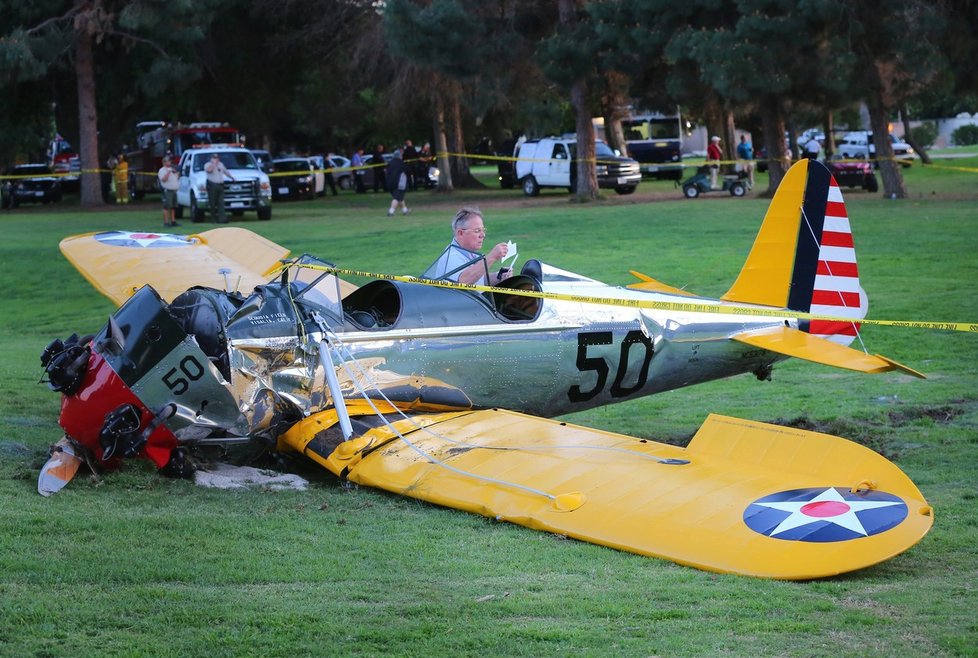 Harrison Ford je vášnivý letec a sběratel historických letadel. Nejednou ale havaroval. Na snímku jeho nouzové přistání z roku 2015.