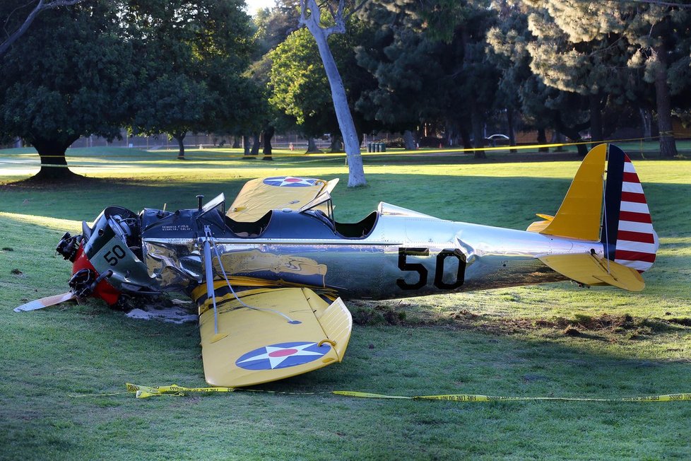 Harrison Ford je vášnivý letec a sběratel historických letadel. Nejednou ale havaroval. Na snímku jeho nouzové přistání z roku 2015.