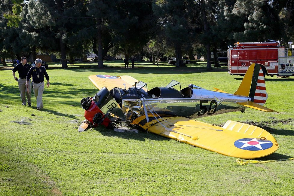 Harrison Ford je vášnivý letec a sběratel historických letadel. Nejednou ale havaroval. Na snímku jeho nouzové přistání z roku 2015.