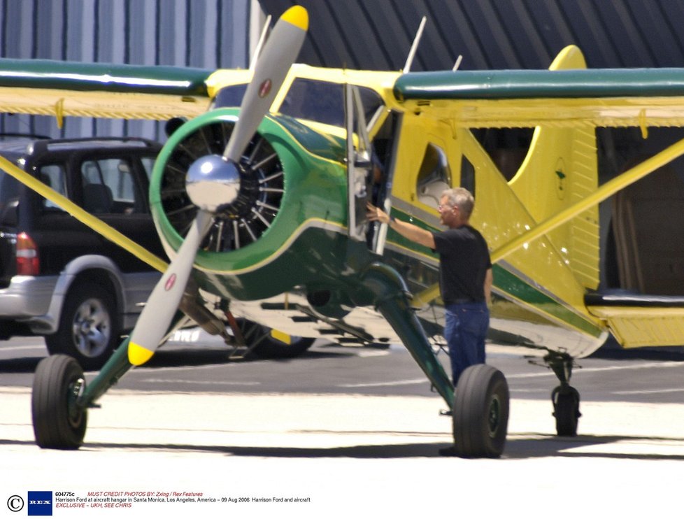 Harrison Ford je vášnivý letec a sběratel historických letadel.