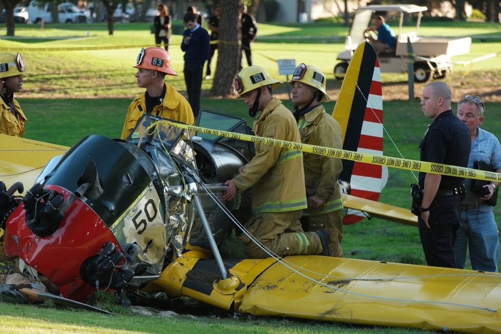 Harrison Ford je vášnivý letec a sběratel historických letadel. Nejednou ale havaroval. Na snímku jeho nouzové přistání z roku 2015.