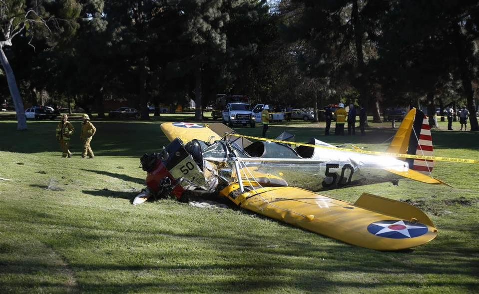 Harrison Ford je vášnivý letec a sběratel historických letadel. Nejednou ale havaroval. Na snímku jeho nouzové přistání z roku 2015.