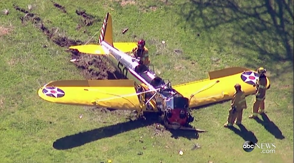 Harrison Ford je vášnivý letec a sběratel historických letadel. Nejednou ale havaroval. Na snímku jeho nouzové přistání z roku 2015.