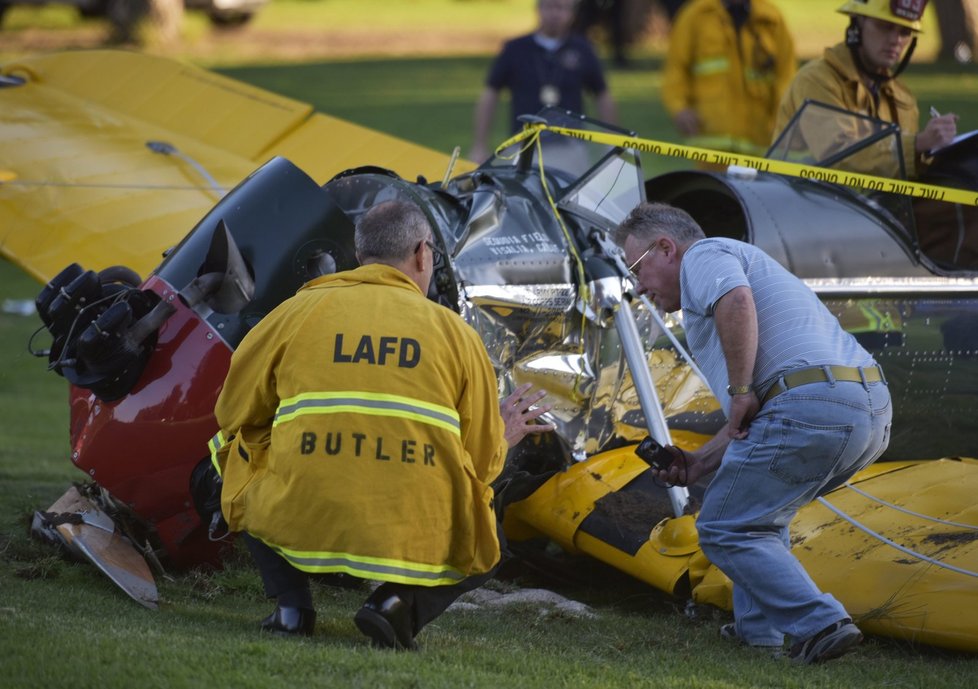 Harrison Ford je vášnivý letec a sběratel historických letadel. Nejednou ale havaroval. Na snímku jeho nouzové přistání z roku 2015.