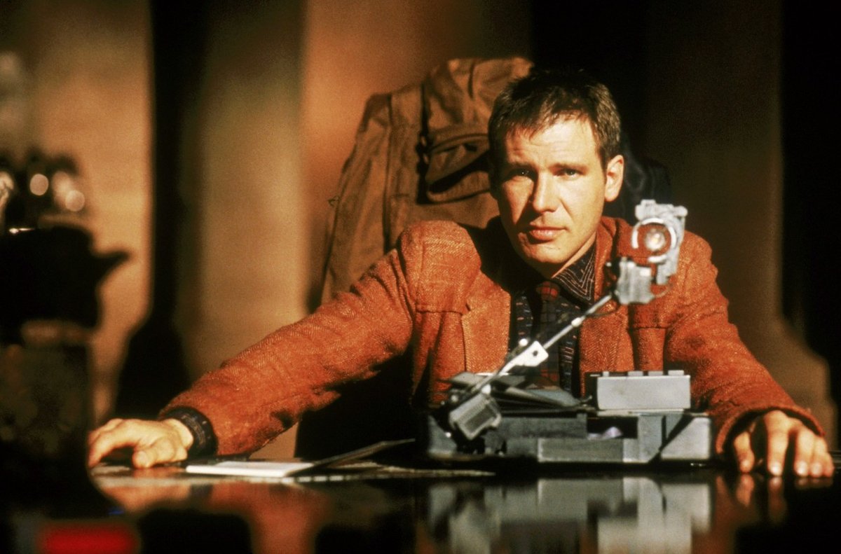 Harrison Ford jak Deckard v Blade Runnerovi