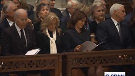 Joe a Jill Bidenovi a Kamala Harrisová na pohřbu Dicka Cheneyho