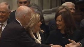 Joe a Jill Bidenovi a Kamala Harrisová na pohřbu Dicka Cheneyho: „souboj gest"