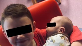 Chlapec (6) ušel 72 kilometrů, aby vybral peníze na dva hospice, které se starají o jeho nemocného bratra (1)