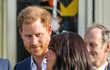 Harry nešetřil směrem k Meghan něžnými a ochranářskými dotyky