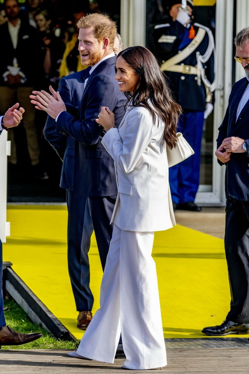 Harry a Meghan se po turbulentních měsících plných kontroverzních prohlášení a obvinění na adresu královské rodiny vrátili z USA do Evropy (15. 4. 2022).