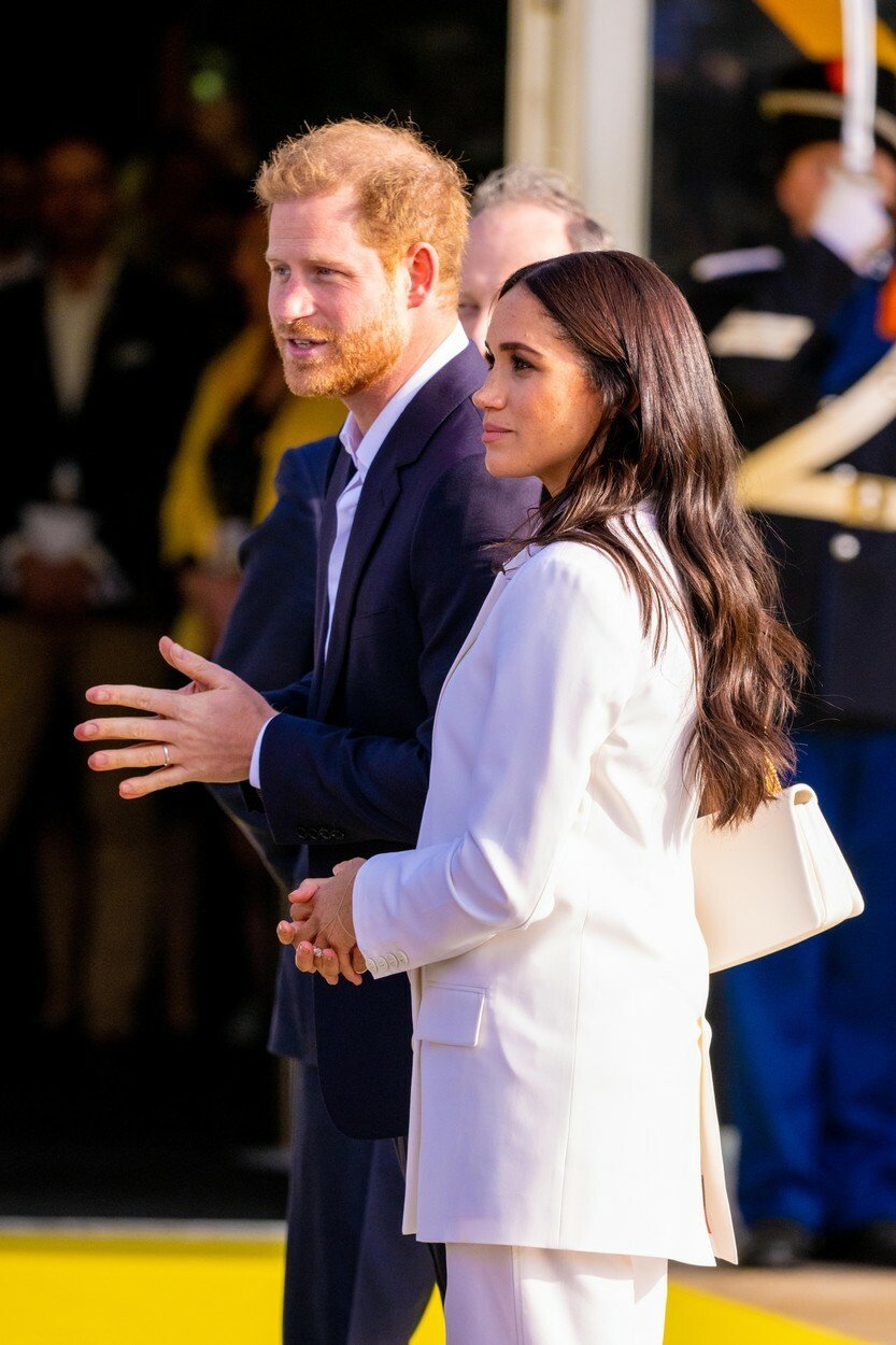 Harry a Meghan se po turbulentních měsících plných kontroverzních prohlášení a obvinění na adresu královské rodiny vrátili z USA do Evropy. (15. 4. 2022)