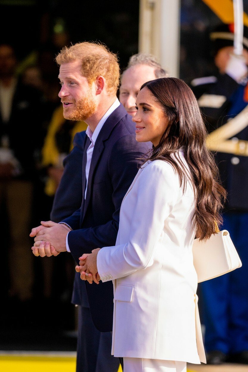 Harry a Meghan se po turbulentních měsících plných kontroverzních prohlášení a obvinění na adresu královské rodiny vrátili z USA do Evropy. (15. 4. 2022)