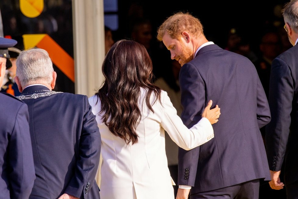 Harry a Meghan se po turbulentních měsících plných kontroverzních prohlášení a obvinění na adresu královské rodiny vrátili z USA do Evropy. (15. 4. 2022)