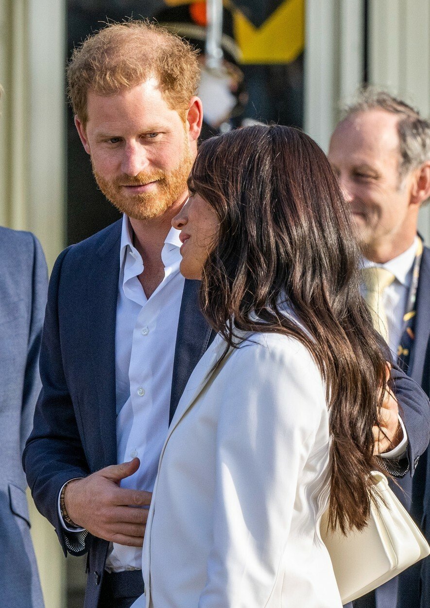 Harry nešetřil směrem k Meghan něžnými a ochranářskými dotyky.