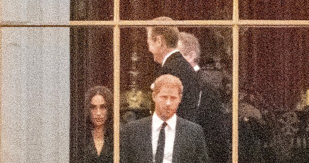 Harry a Meghan s králem Karlem na rodinné večeři
