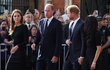 Harry, Meghan, William a Kate se ve Windsoru zdravili s občany.