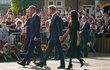 Harry, Meghan, William a Kate se ve Windsoru zdravili s občany.