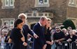 Harry, Meghan, William a Kate se ve Windsoru zdravili s občany.