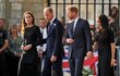 Harry, Meghan, William a Kate se ve Windsoru zdravili s občany.