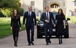 Harry, Meghan, William a Kate se ve Windsoru zdravili s občany.