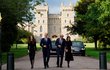 Harry, Meghan, William a Kate se ve Windsoru zdravili s občany.