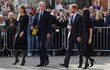 Harry, Meghan, William a Kate se ve Windsoru zdravili s občany.