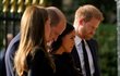 Harry, Meghan, William a Kate se ve Windsoru zdravili s občany.