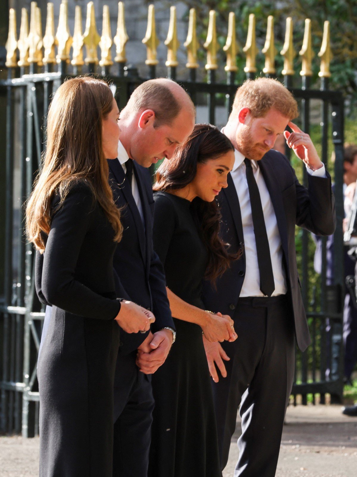 Harry, Meghan, William a Kate se ve Windsoru zdravili s občany.