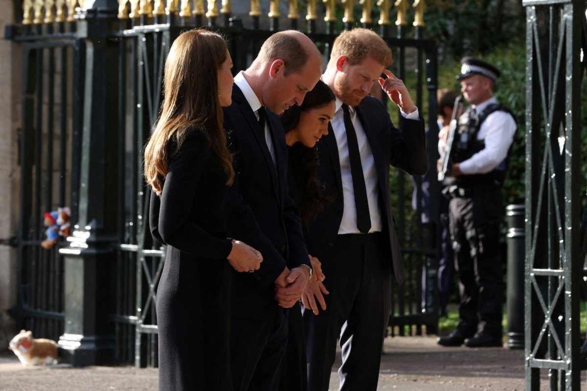 Harry, Meghan, William a Kate se ve Windsoru zdravili s občany.
