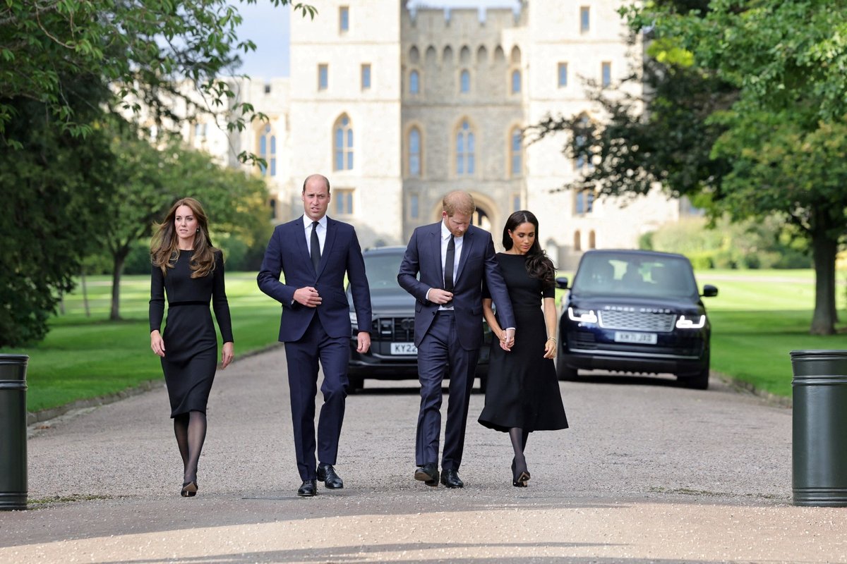 Harry, Meghan, William a Kate se ve Windsoru zdravili s občany.