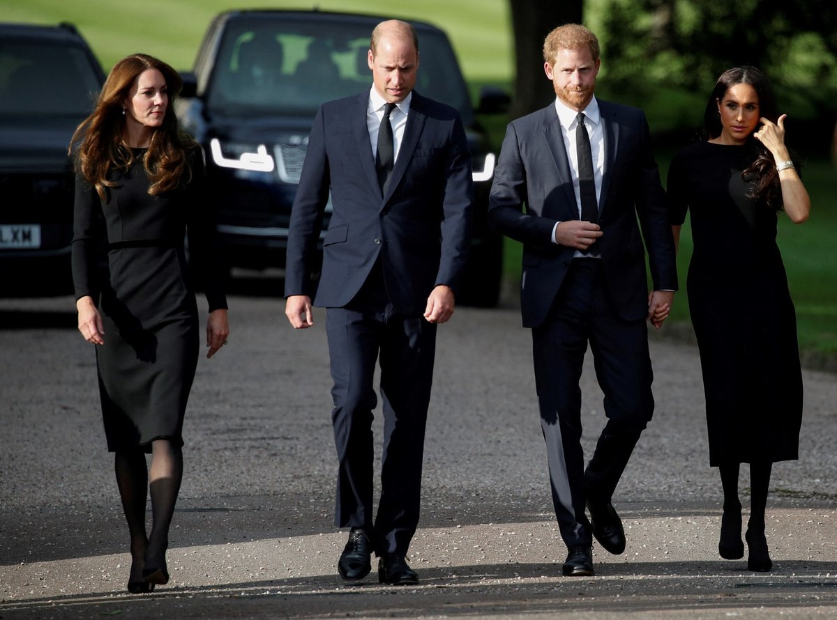 Harry, Meghan, William a Kate se ve Windsoru zdravili s občany.