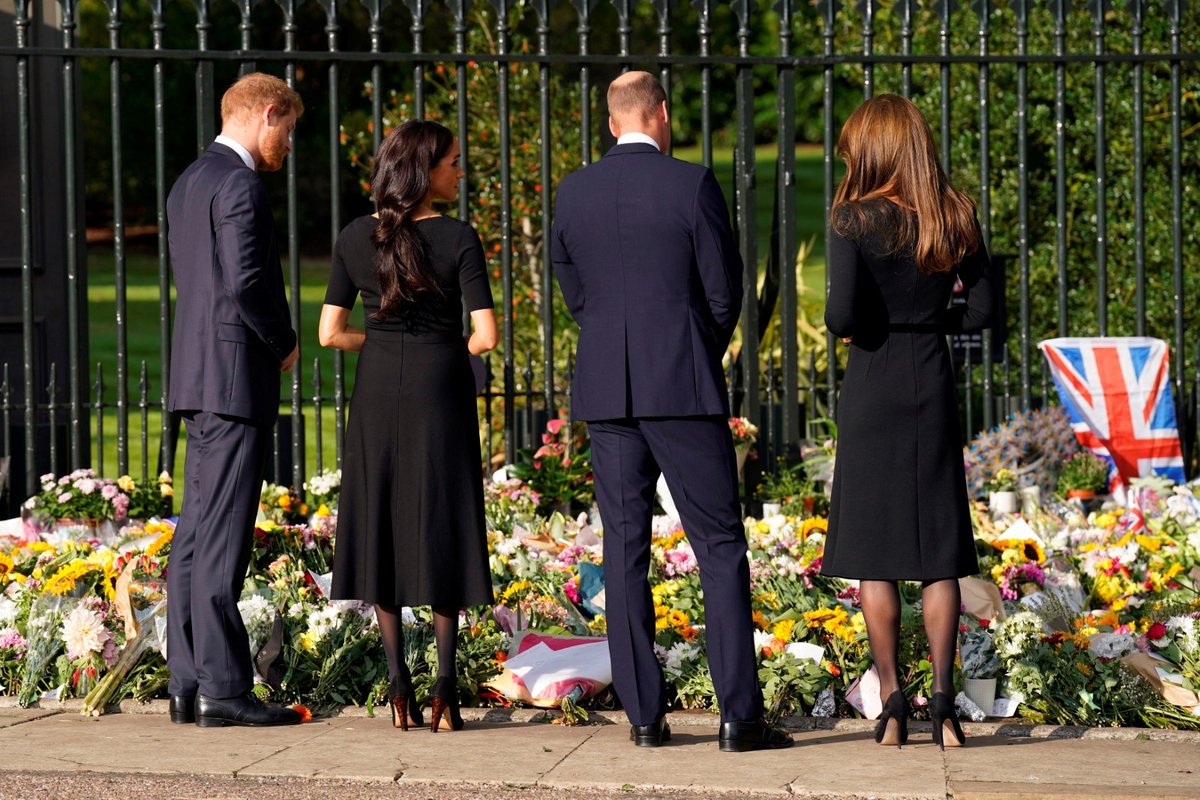 Harry, Meghan, William a Kate se ve Windsoru zdravili s občany.