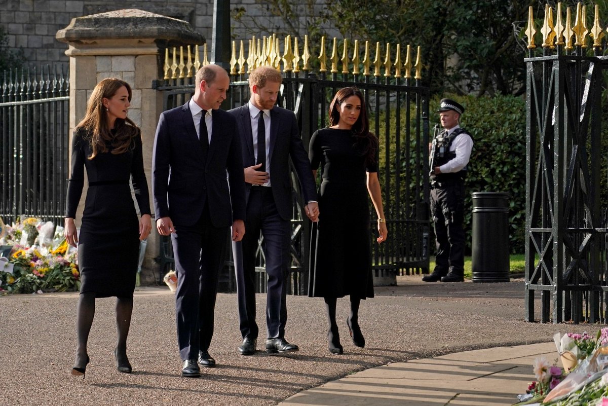 Harry, Meghan, William a Kate se ve Windsoru zdravili s občany.