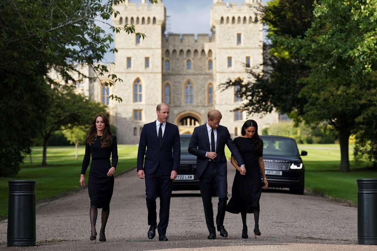 Harry, Meghan, William a Kate se ve Windsoru zdravili s občany.