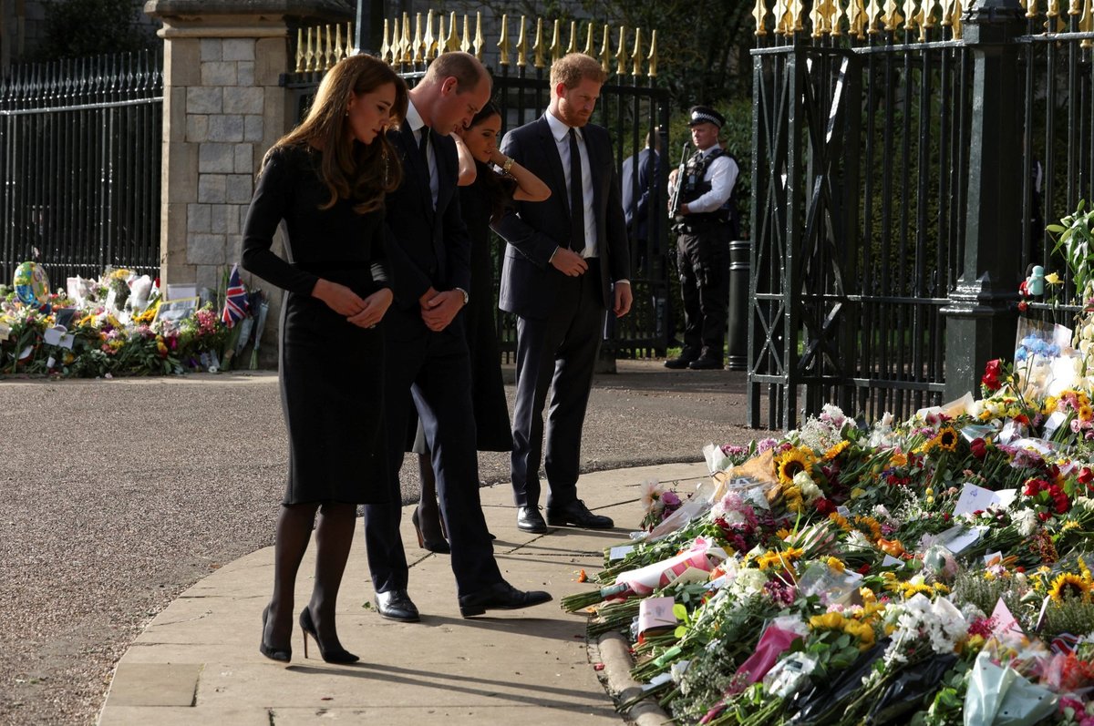 Harry, Meghan, William a Kate se ve Windsoru zdravili s občany.