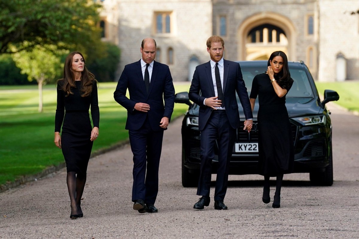 Harry, Meghan, William a Kate se ve Windsoru zdravili s občany.