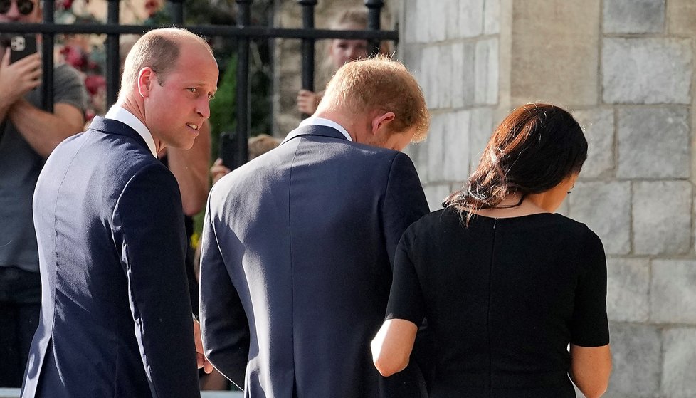 Harry, Meghan, William a Kate se ve Windsoru zdravili s občany.