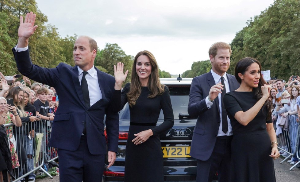 Harry, Meghan, William a Kate se ve Windsoru zdravili s občany.