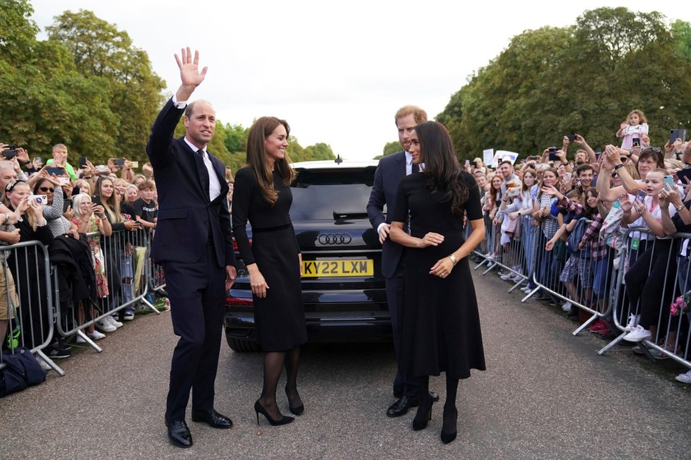 Harry, Meghan, William a Kate se ve Windsoru zdravili s občany.