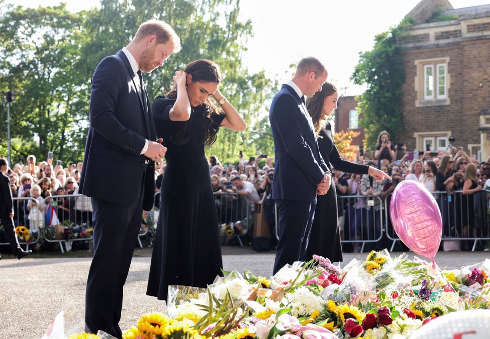 Harry, Meghan, William a Kate se ve Windsoru zdravili s občany.