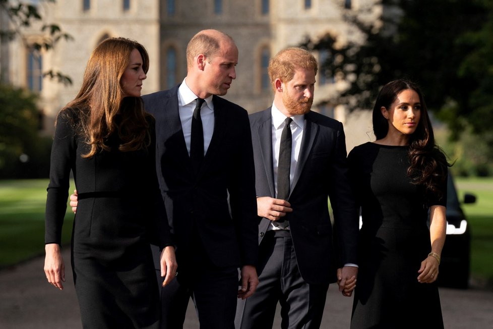 Harry, Meghan, William a Kate se ve Windsoru zdravili s občany.